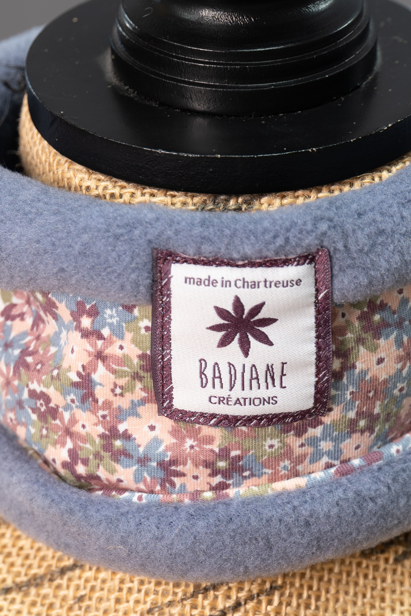 Cache-cou détail Cache-cou détail