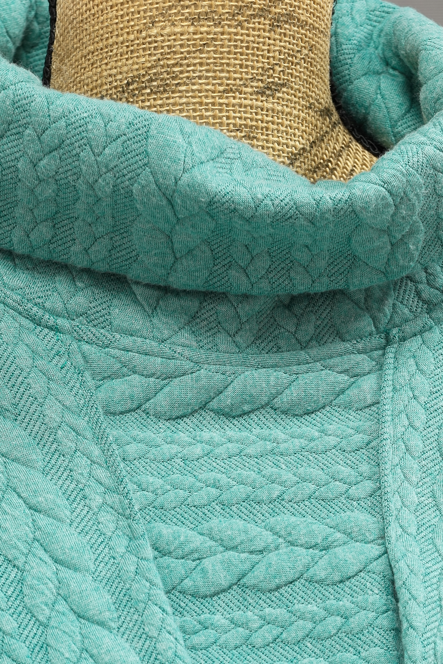 Détail pull court torsades