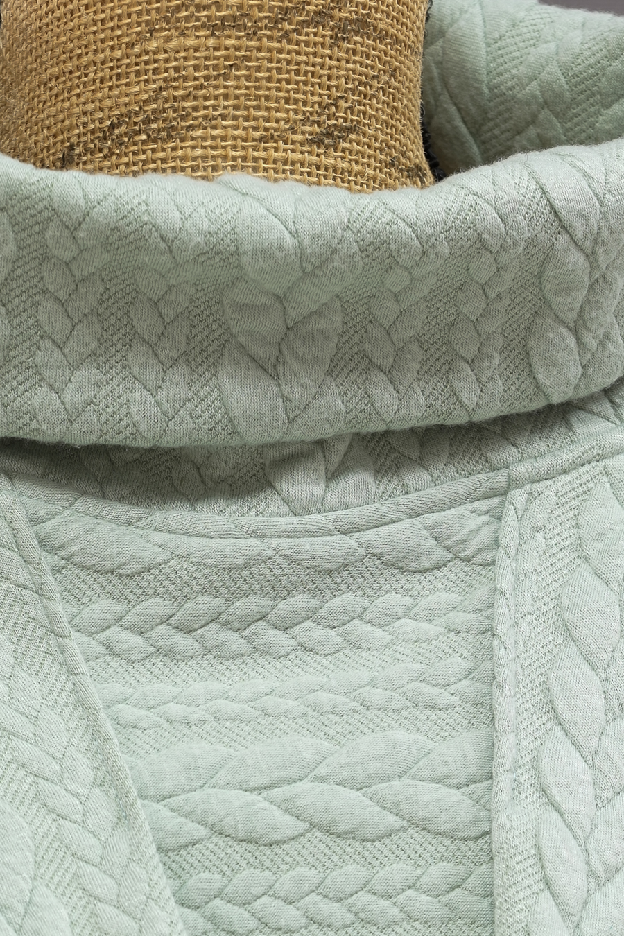 Détail pull court torsades